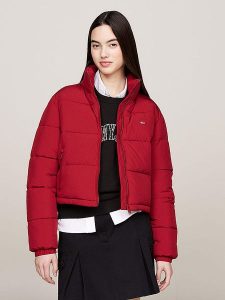 TOMMY JEANS Kurtka zimowa w kolorze czerwonym rozmiar: XS. Czerwone kurtki Tommy Jeans, na zimę, xs, bez wzorów, z jeansu, bez kaptura. Za 426,06 zł.