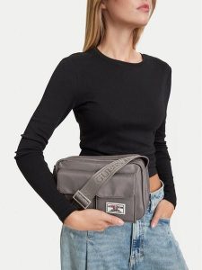 Guess Jeans Torebka CWBEO-GUESS-B-005-10 Szary. Szare listonoszki Guess Jeans, z aplikacjami, z jeansu, bez dodatków. Za 179,99 zł.