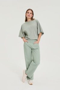 Jeansy z szerokimi nogawkami oliwkowe. Zielone jeansy MOODO, bez wzorów, z bawełny. Za 129,99 zł.