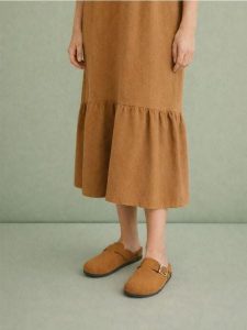 Klapki z klamrą z imitacją zamszu - brązowy. Brązowe klapki Sinsay, bez wzorów, bez obcasa. Za 49,99 zł.