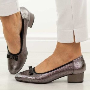 Srebrne ażurowe czółenka damskie na obcasie M.Daszyński Sa200-17. Szare czółenka M.Daszyński, z aplikacjami, z materiału, bez obcasa, na obcasie, bez zapięcia. Za 179,00 zł.