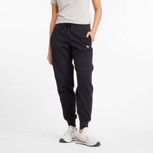 Spodnie damskie New Balance WP43805BK – czarne. Czarne spodnie dresowe New Balance, bez wzorów, z bawełny, z podwyższonym stanem. Za 159,99 zł.