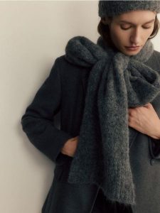 Miękki szalik z alpaką - ciemnoszary. Szare szaliki Reserved, bez wzorów. W wyprzedaży za 89,99 zł.