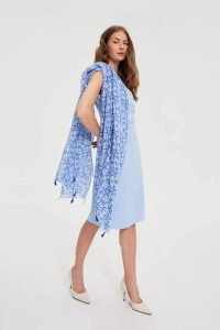 Szal z frędzlami błękitny. Niebieskie szaliki MOODO, bez wzorów, z poliesteru. Za 49,99 zł.