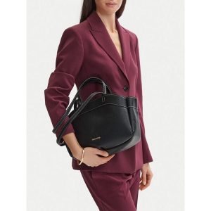 Torebka GINO ROSSI. Czarne torebki klasyczne Gino Rossi, bez wzorów, bez dodatków. Za 199,99 zł.