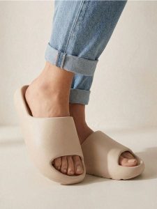 Klapki basic - kremowy. Białe klapki Sinsay, bez wzorów, bez obcasa. Za 29,99 zł.