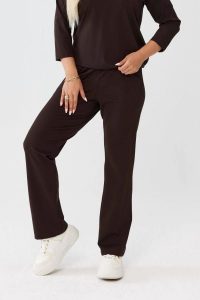 Czekoladowe spodnie Florina - prosta nogawka i kieszenie po bokach PLUS SIZE XXL OVERSIZE JESIEŃ. Brązowe spódnice Moda Size Plus Iwanek, do pracy, na jesień, plus size, bez wzorów, z nylonu, biznesowe, plus size, mini. Za 189,90 zł.