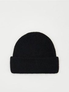 Czapka beanie z wełną - czarny. Czarne czapki Reserved, bez wzorów, z wełny. W wyprzedaży za 59,99 zł.