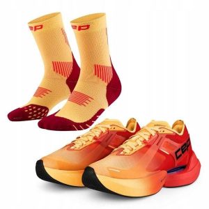 Zestaw biegacza: damskie buty sportowe i skarpety biegowe. Brązowe skarpetki CEP, bez wzorów. Za 907,20 zł.