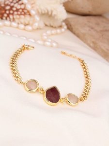 L'Atelier de Gaia Pozłacana bransoletka z elementami ozdobnymi rozmiar: onesize. Brązowe bransoletki L'Atelier de Gaia, z kwarcem, pozłacane. Za 82,83 zł.