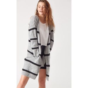 Kardigan w kolorze szaro-czarnym. Długie swetry marki Robin. W wyprzedaży za 169,95 zł.