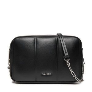 Torebka Calvin Klein. Czarne listonoszki Calvin Klein, bez wzorów, bez dodatków. Za 249,99 zł.