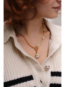 Pierres delicates Pozłacany naszyjnik z masą perłową - dł. 50 cm rozmiar: onesize. Białe naszyjniki Pierres delicates, z perłą, pozłacane. Za 65,69 zł.