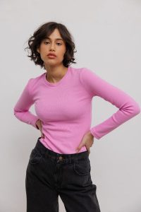 Dopasowany top z długim rękawem w kolorze PINK FLAMINGO - MOODY-XS. Różowe topy Marsala, s, bez wzorów, z bawełny, bez kołnierzyka, bez ramiączek. Za 129,90 zł.