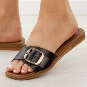 Czarne skórzane klapki damskie Cambell 64307. Czarne klapki POTOCKI, bez wzorów, ze skóry, bez obcasa, na płaskiej podeszwie. Za 199,00 zł.