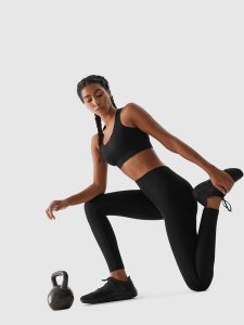 4F Legginsy treningowe bezszwowe damskie - czarne XS/S. Czarne legginsy 4f, bez wzorów, z dzianiny, z podwyższonym stanem, długie. W wyprzedaży za 69,99 zł.