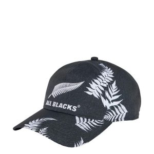 DŻINSOWA CZAPKA Z DASZKIEM ALL BLACKS RUGBY GREATEST RIVALRY. Czarne czapki ADIDAS, bez wzorów, z materiału, klasyczne. Za 129,00 zł.