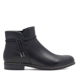 Botki Lasocki. Czarne botki Lasocki, bez wzorów, bez obcasa, na płaskiej podeszwie, bez zapięcia. Za 229,99 zł.