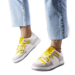 Szare sneakersy z żółtymi sznurówkami Aucoin. Szare trampki z aplikacjami, ze skóry ekologicznej, bez zapięcia. Za 77,69 zł.