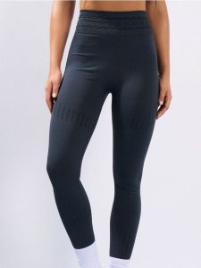 Legginsy sportowe z ozdobnym przeszyciem w pasie - szary. Szare legginsy Sinsay, bez wzorów. Za 39,99 zł.