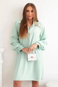 Sukienka oversize z ozdobnym rękawem jasno miętowa. Zielone sukienki Włoski, na co dzień, l, bez wzorów, z elastanu, eleganckie, bez kołnierzyka, bez ramiączek, oversize. Za 133,82 zł.