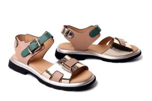 Artiker Relaks 58C0299 gold/apricot/green, sandały damskie. Brązowe sandały Artiker Relaks, bez wzorów, ze skóry, bez obcasa, bez zapięcia. Za 239,90 zł.