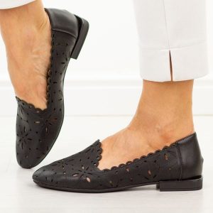 Czarne skórzane ażurowe półbuty damskie Filippo Dp7709/26. Czarne półbuty Filippo, na lato, w ażurowe wzory, z jeansu, z okrągłym noskiem, bez obcasa, na płaskiej podeszwie, bez zapięcia. Za 219,00 zł.