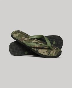 Superdry Klapki Logo z gumy – WOODLAND CAMO AOP. Zielone klapki Superdry, bez wzorów, z gumy, bez obcasa. Za 90,55 zł.