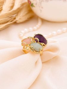 L'Atelier de Gaia Pozłacany pierścionek z kamieniami szlachetnymi rozmiar: onesize. Czerwone pierścionki L'Atelier de Gaia, z ametystem, pozłacane. Za 55,95 zł.