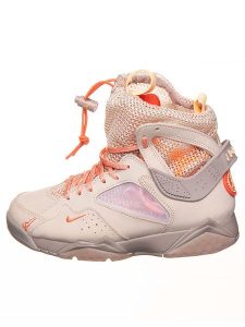 Air Jordan Sneakersy "7 Retro" w kolorze kremowo-pomarańczowym rozmiar: 34,5. Brązowe trampki Air Jordan, bez wzorów, z materiału, za kostkę, bez zapięcia. Za 298,67 zł.