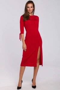 Dopasowana sukienka z rozcięciem czerwona. Czerwone sukienki Sukienki.shop, na randkę, m, bez wzorów, wizytowe, bez kołnierzyka, bez ramiączek, dopasowane. Za 189,00 zł.