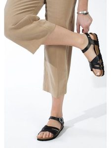 BACKSUN Sandały "Andes" w kolorze czarnym rozmiar: 38. Czarne sandały Backsun, bez wzorów, z otwartym noskiem, bez obcasa, bez zapięcia. Za 130,99 zł.