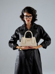 Vince Camuto Torebka "Bergamo" w kolorze kremowym - 25 x 13 x 11 cm rozmiar: onesize. Brązowe torebki klasyczne Vince Camuto, bez wzorów, z materiału, przez ramię, bez dodatków. Za 124,45 zł.