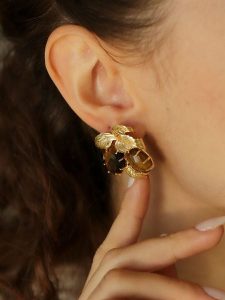 L'Atelier de Gaia Pozłacane kolczyki-wkrętki z tygrysim okiem rozmiar: onesize. Brązowe kolczyki L'Atelier de Gaia, pozłacane. Za 70,24 zł.