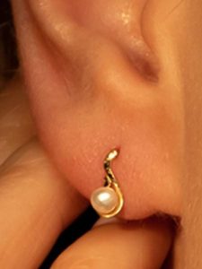 OR ÉCLAT Złote kolczyki-wkrętki "Goutte Perlée" z perłami rozmiar: onesize. Żółte kolczyki OR ÉCLAT, z perłą, złote. Za 347,99 zł.