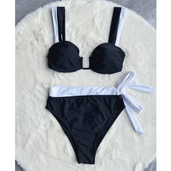 Strój kąpielowy dwuczęściowy z wiązaniem na plażę Ching. Czarne bikini Intica, bez wzorów. Za 159,00 zł.