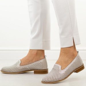 Srebrne ażurowe skórzane Polskie półbuty damskie Deoni d043. Szare półbuty Deoni, na lato, w ażurowe wzory, ze skóry, bez obcasa, na płaskiej podeszwie, bez zapięcia. Za 429,00 zł.