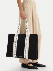 Nine West Torebka CEO-Ravina-LA374-4511 Czarny. Czarne shopper bag Nine West, bez wzorów, z materiału, bez dodatków. Za 279,99 zł.