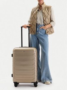 GINO ROSSI Walizka średnia GIN-M-002-05-GOLD Złoty. Żółte walizki Gino Rossi, bez wzorów, z materiału, średnie. Za 279,99 zł.