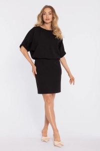 Ołówkowa sukienka mini z rozcięciem na plecach czarna. Czarne sukienki MOE, na co dzień, xl, bez wzorów, z elastanu, eleganckie, bez kołnierzyka, bez ramiączek, mini, dopasowane. Za 349,00 zł.