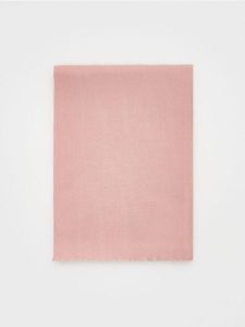 Gładki szal - brudny róż. Czerwone szaliki Reserved, bez wzorów. W wyprzedaży za 29,99 zł.