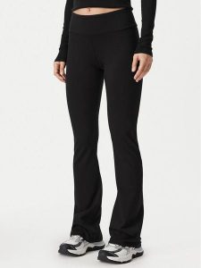 EA7 Emporio Armani Legginsy 7W000460 AF12484 UC001 Czarny Flare Fit. Czarne legginsy EA7 Emporio Armani, bez wzorów, z bawełny. Za 399,99 zł.