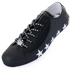 Buty Kobieta Converse Miley Cyrus Chuck Taylor All Star czarny. Białe trampki Converse, bez wzorów, ze skóry ekologicznej, bez zapięcia. Za 296,99 zł.
