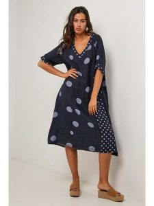 Le Monde du Lin Lniana sukienka w kolorze granatowym rozmiar: 34/36. Niebieskie sukienki Le Monde du Lin, na co dzień, bez wzorów, ze lnu, klasyczne, bez kołnierzyka, bez ramiączek, midi, proste. Za 173,99 zł.