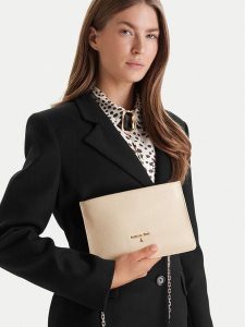 Patrizia Pepe Torebka 8B0335/L001-W405 Écru. Białe torebki klasyczne Patrizia Pepe, bez wzorów, ze skóry, bez dodatków. Za 623,99 zł.