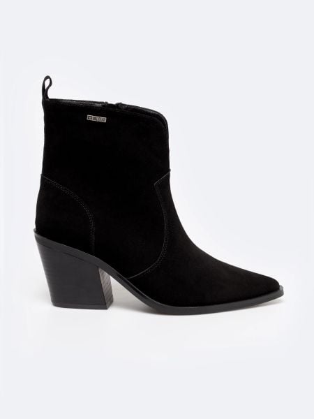 Botki damskie kowbojki ze skóry naturalnej zamszowej czarne SS274472 906. Czarne botki Big Star, bez wzorów, z jeansu, bez obcasa, na obcasie, bez zapięcia. W wyprzedaży za 139,99 zł.