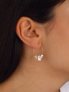 Nakkash Pozłacane kolczyki-kreole z perłami syntetycznymi rozmiar: onesize. Żółte kolczyki Nakkash, z perłą, pozłacane. Za 30,99 zł.