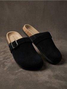 Skórzane klapki z paskiem - czarny. Czarne klapki Sinsay, bez wzorów, bez obcasa. Za 79,99 zł.