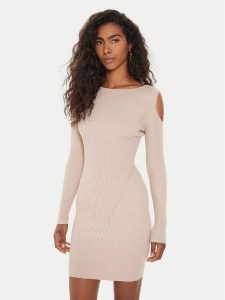 Guess Sukienka dzianinowa Emely W4YK08 Z3FF0 Różowy Regular Fit. Czerwone kombinezony Guess, xxl, z aplikacjami, z dzianiny, bez kołnierzyka, bez ramiączek. Za 289,99 zł.