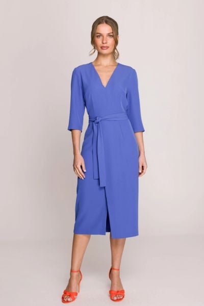 Elegancka sukienka midi z dekoltem V i rozcięciem niebieska. Niebieskie sukienki Stylove, do pracy, na lato, l, bez wzorów, biznesowe, bez kołnierzyka, bez ramiączek, midi, ołówkowe. Za 389,00 zł.